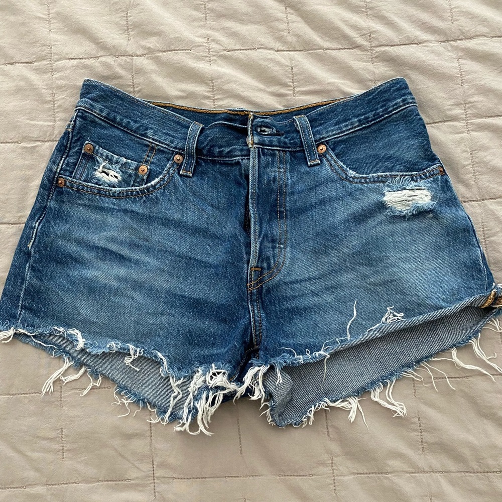 Levi medium wash denim shorts! Size 26